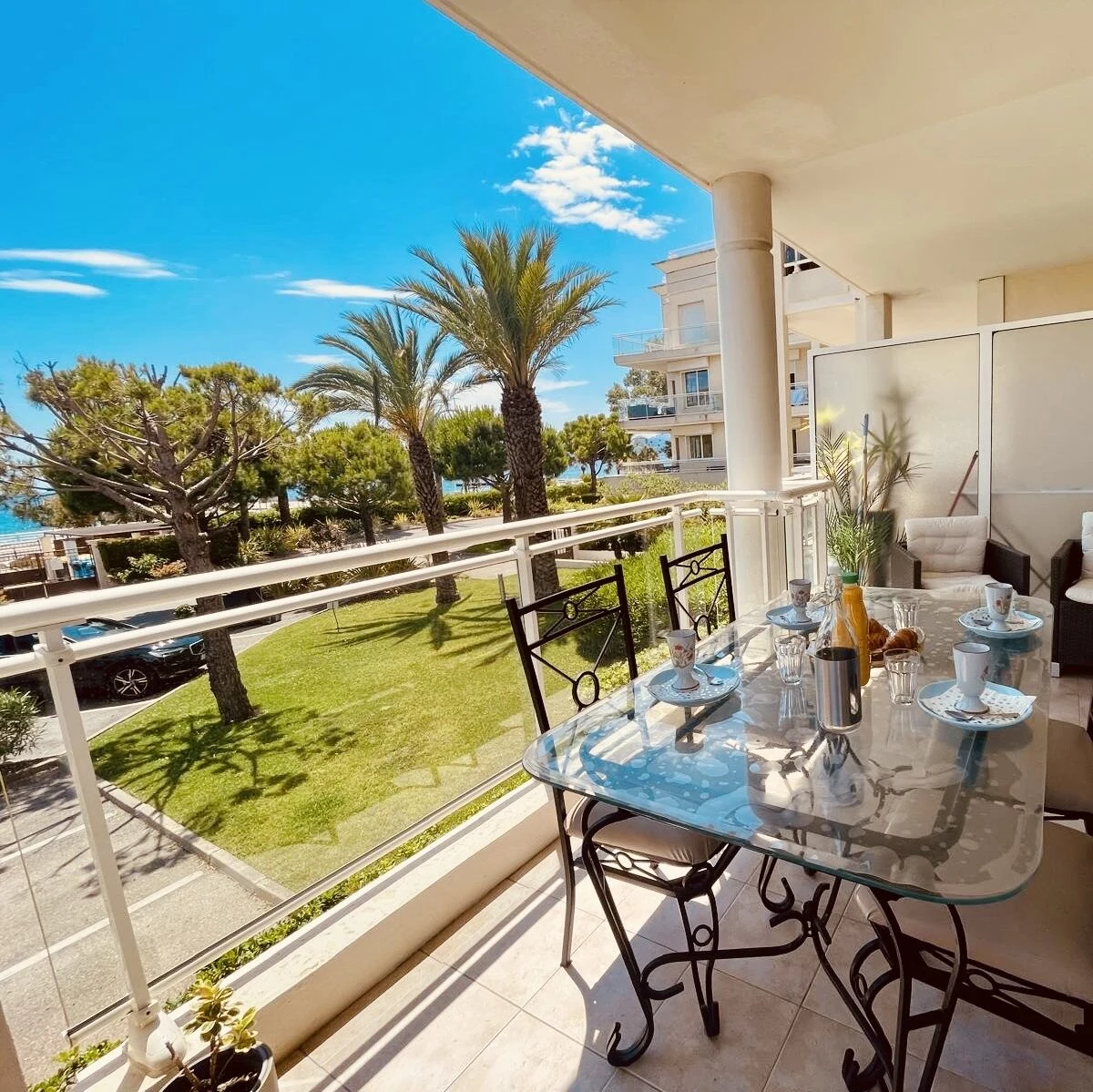 Terrasse aménagée de la résidence Royal Palm à Cannes-la-Bocca
